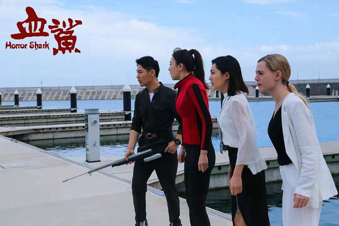《血鲨》